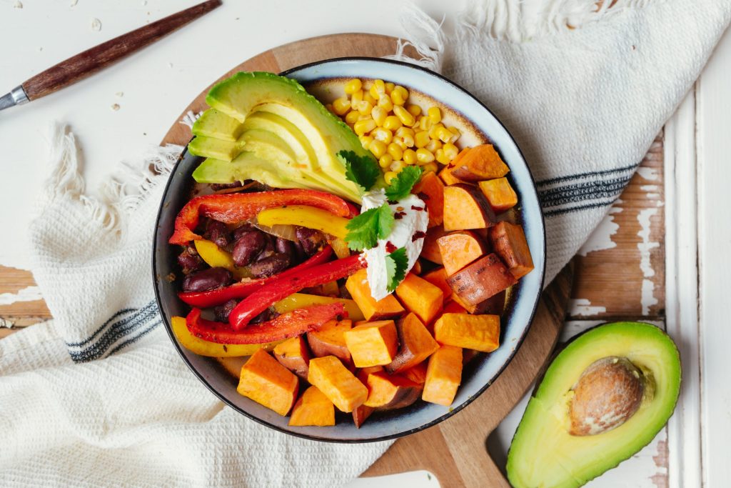 Kalkoenburger en zoete aardappel bowl